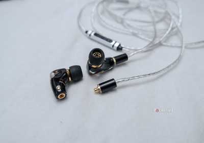 Campfire Audio Axion showing the connector and inline microphone