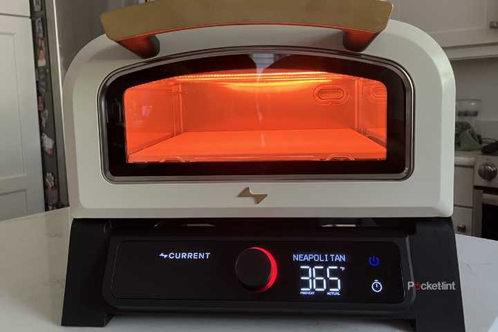 Current Model P Smart Pizza Oven with burners on. 