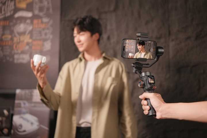 Filming man holding coffee cup with the Hohem iSteady M7