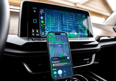 A still photo of an iphone 16 Pro mounted on the Lounge-IT phone mount. 