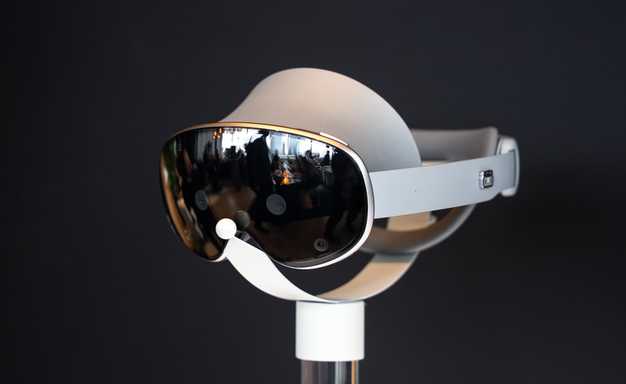 Samsung Galaxy XR headset on display.