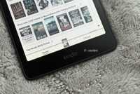 Kindle Colorsoft on a blanket.