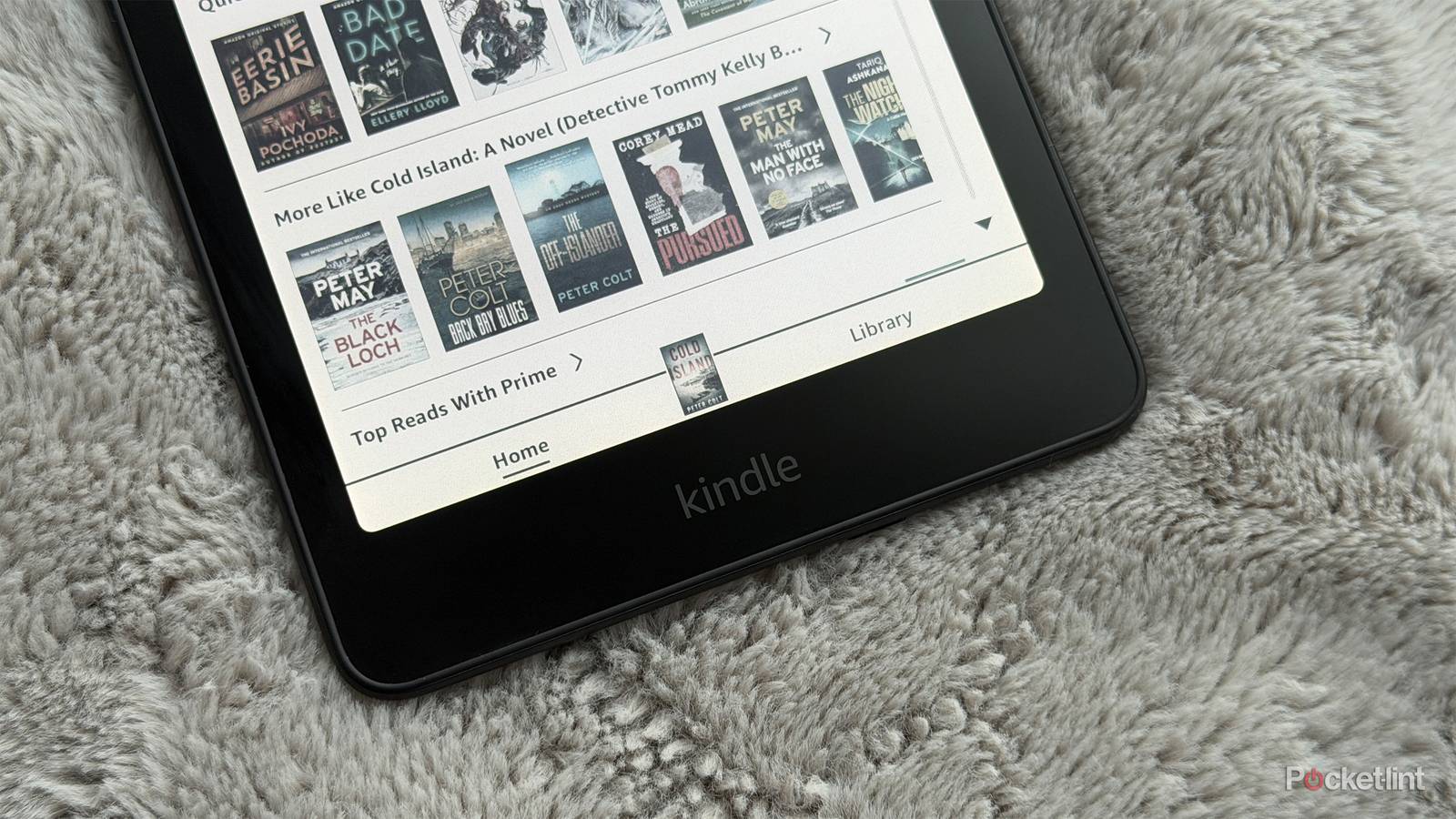 Kindle Colorsoft on a blanket.