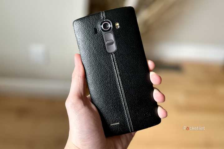 LG G4 in hand.