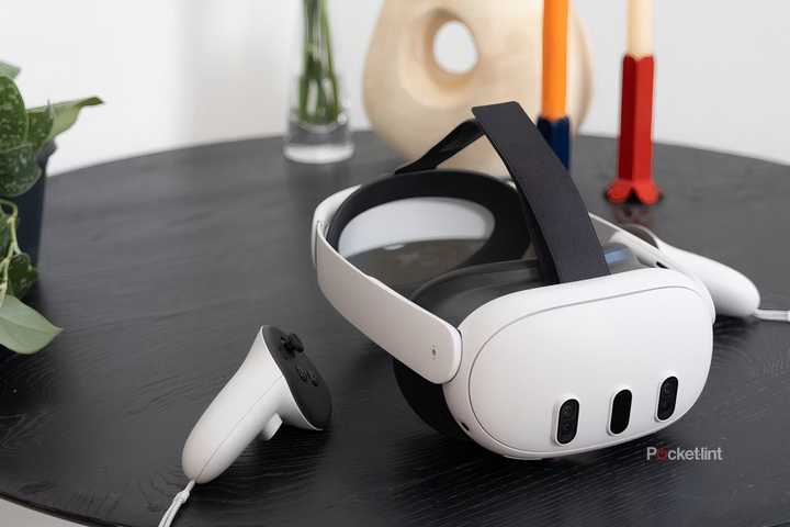 Meta-Quest-3-headset-controllers