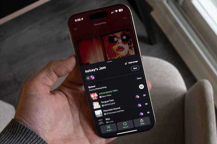 Sharing a jam on Spotify for iPhone.