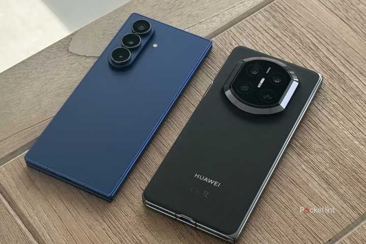 Galaxy Z Fold 7 and Huawei Mate X7 next to each other on a table