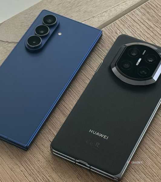 Galaxy Z Fold 7 and Huawei Mate X7 next to each other on a table